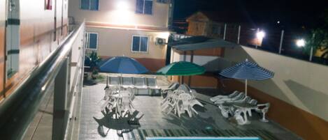 Piscine extérieure, parasols de plage, chaises longues