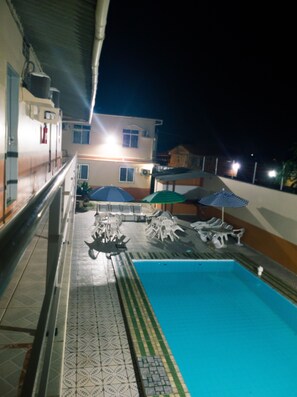 Outdoor pool, open 10:00 AM to 7:30 PM, pool umbrellas, sun loungers - Hotel Itatiaia (São Luís)