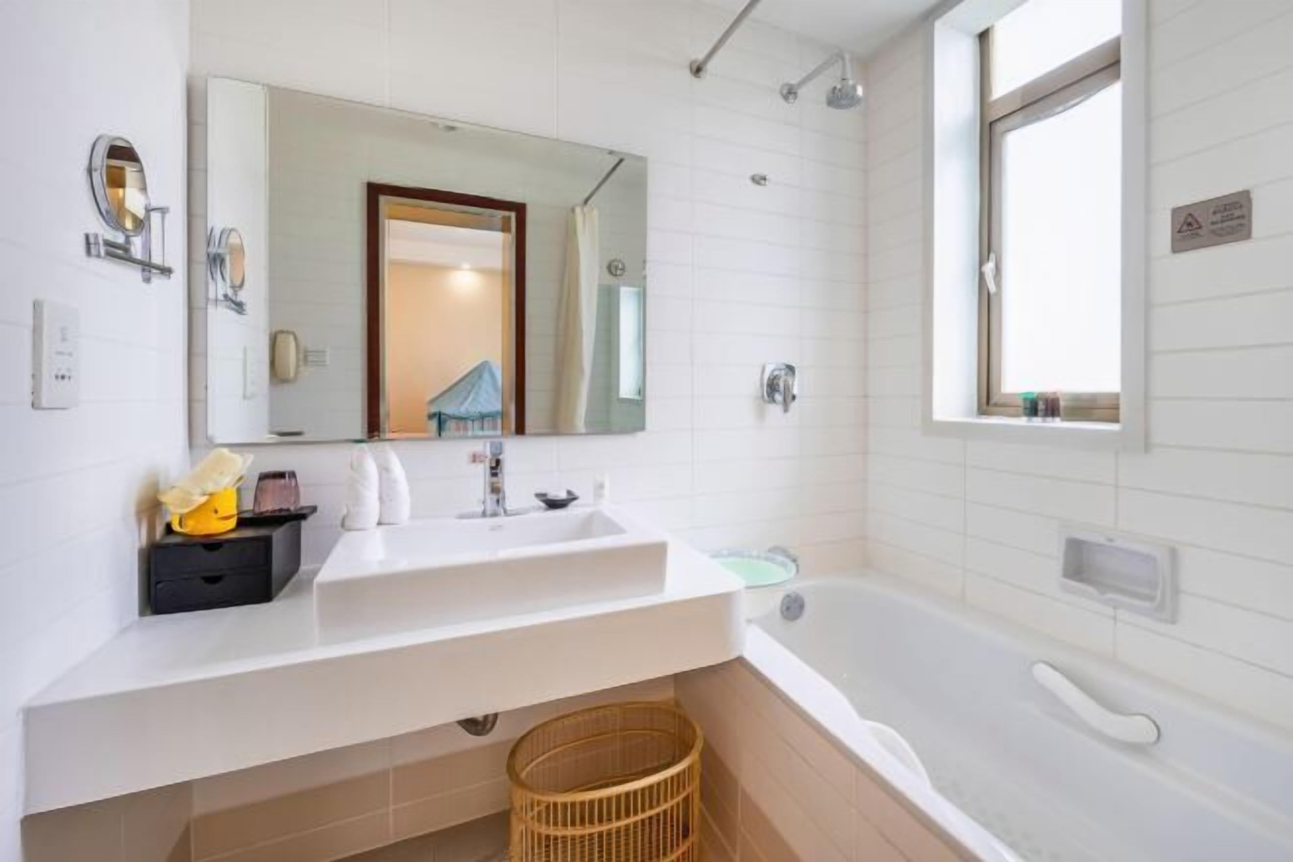 Minibar, in-room safe, iron/ironing board, Internet