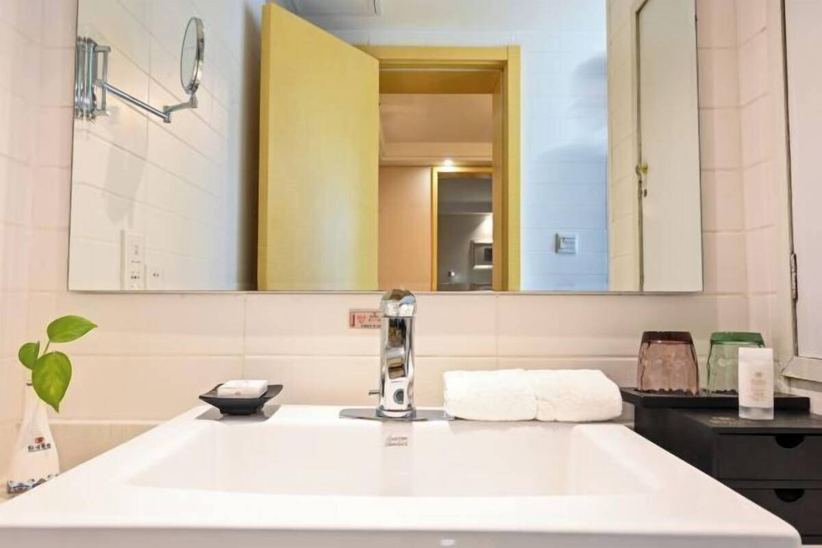 Minibar, safe på rommet, strykejern/-brett og internett