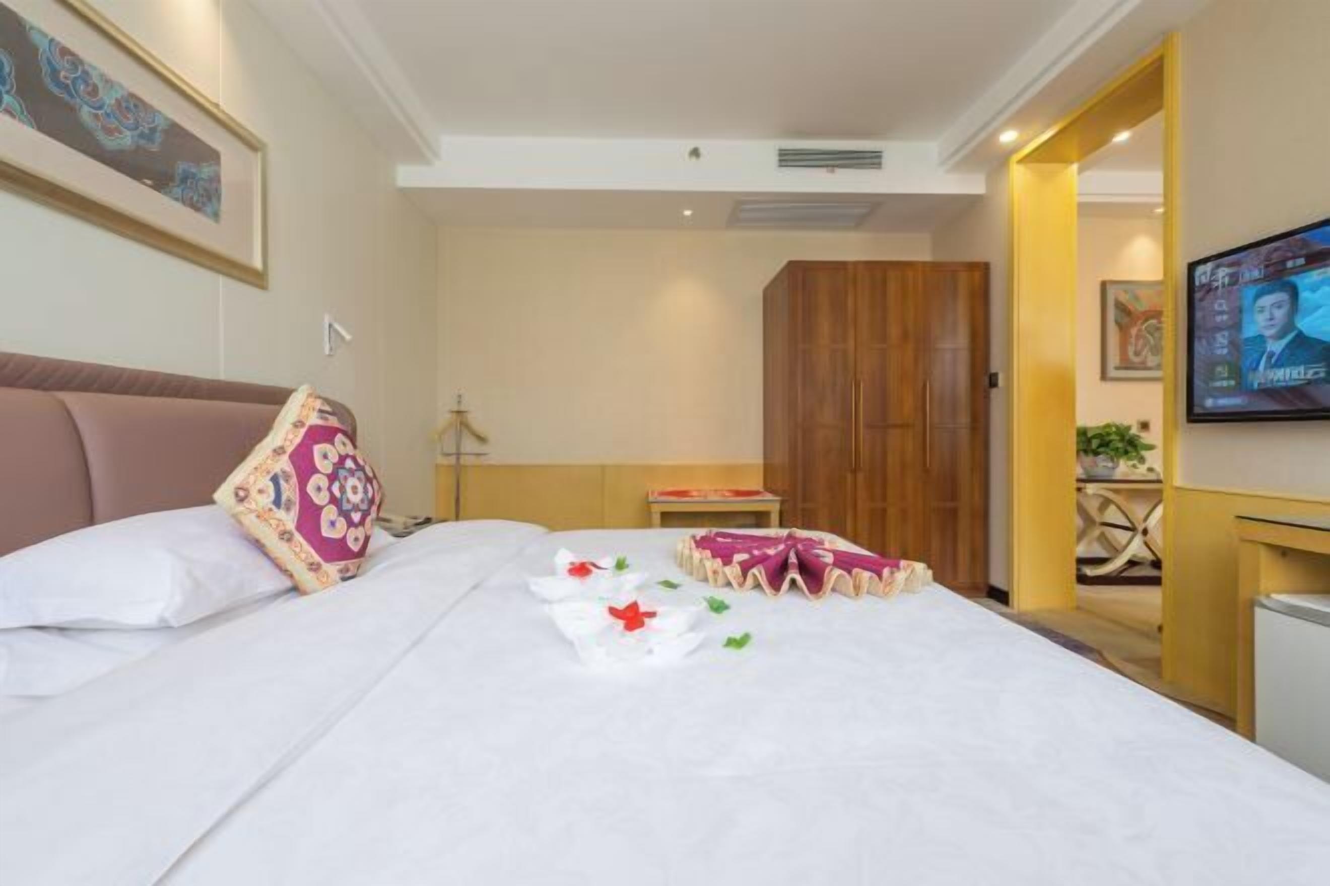 Minibar, in-room safe, iron/ironing board, Internet