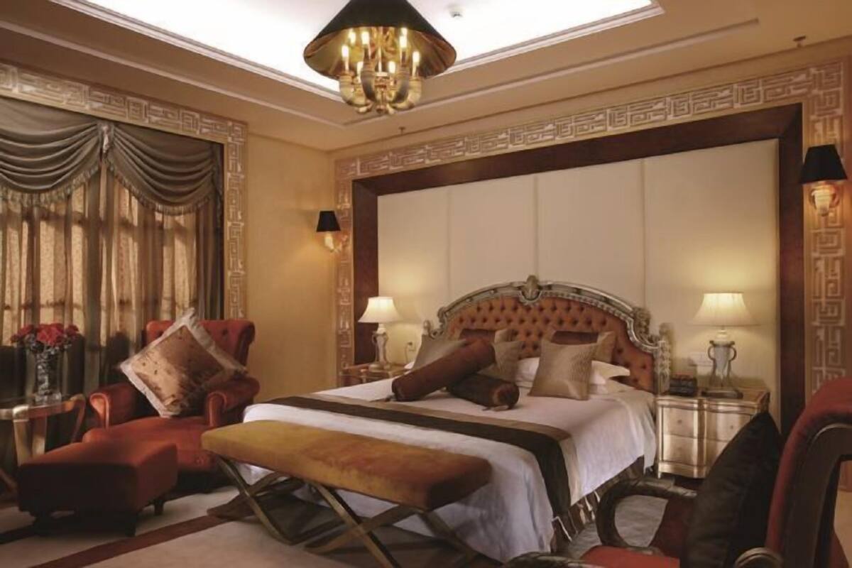 Frigobar, cofres nos quartos, ferros/tábuas de passar roupa