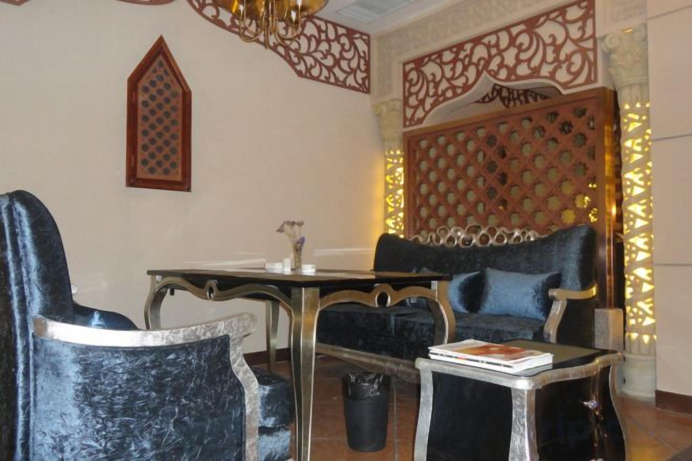 Une pièce comprenant une table à manger, des chaises, un canapé et un mur décoratif.