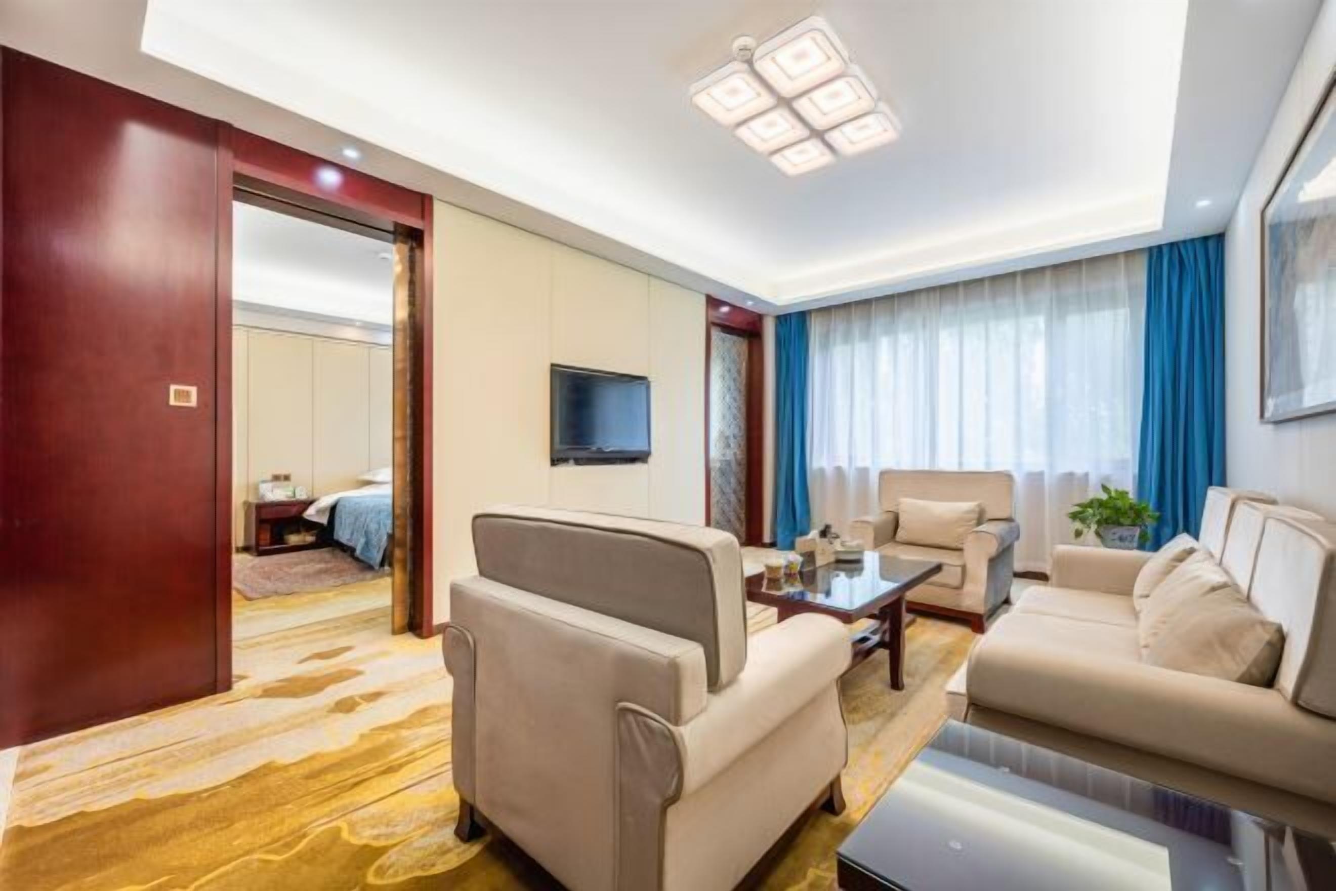 Minibar, safe på rommet, strykejern/-brett og internett