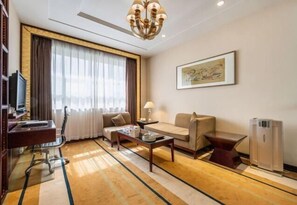 Minibar, safe på rommet, strykejern/-brett og internett