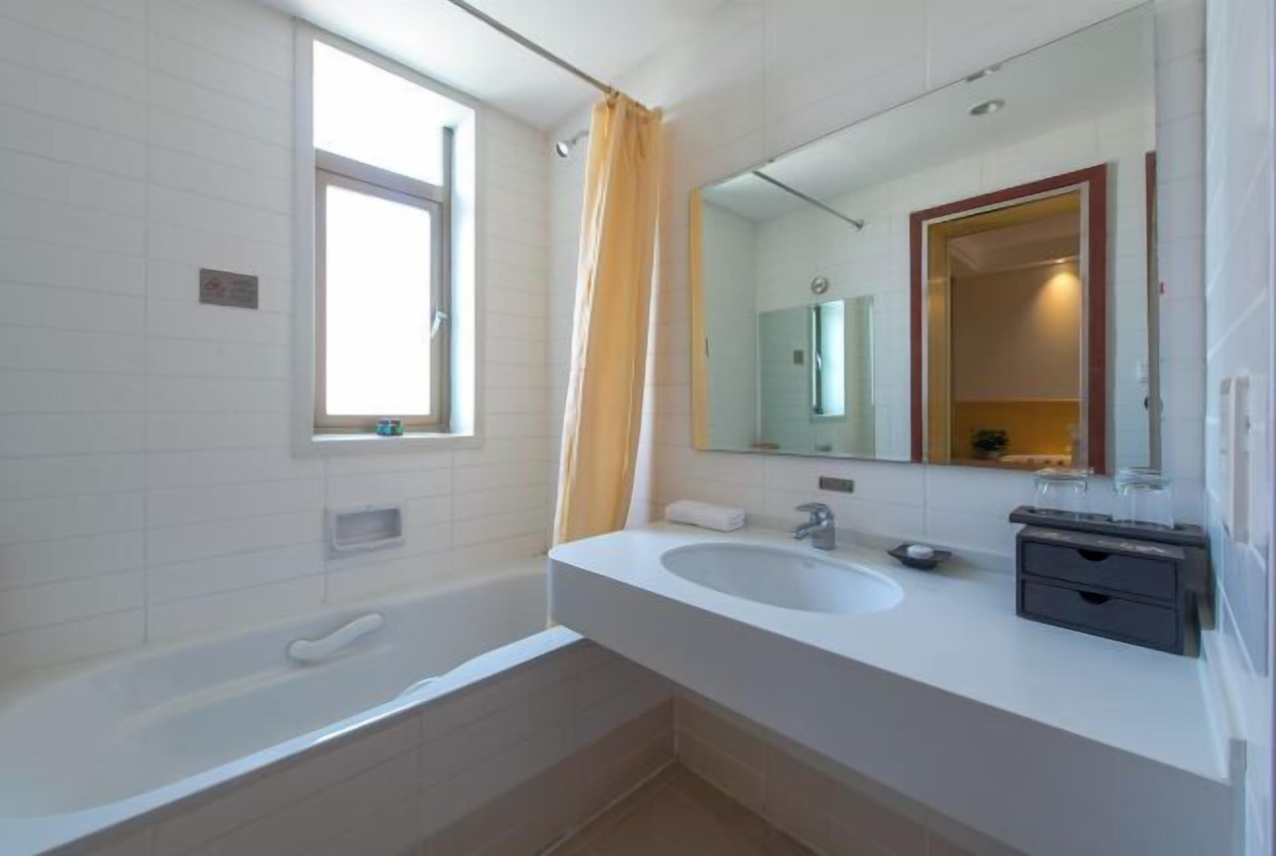 Minibar, safe på rommet, strykejern/-brett og internett