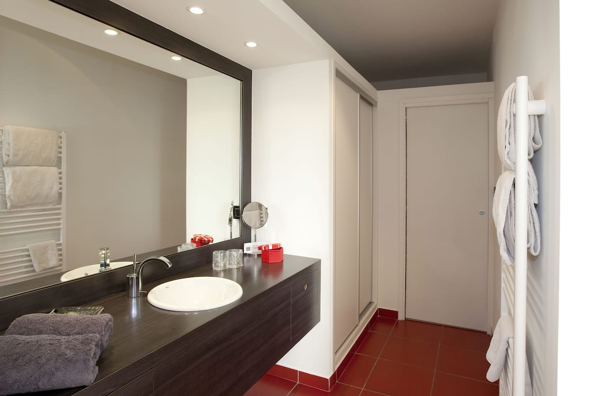 Camera Deluxe con letto matrimoniale o 2 letti singoli, balcone (shower) | Bagno | Set di cortesia gratuito, asciugacapelli, accappatoio, pantofole