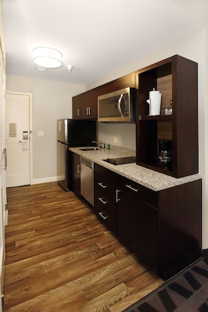 Refrigerador con freezer, microondas, placa de cocina, lavavajillas