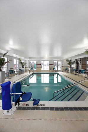 Indoor pool - TownePlace Suites Grove City Mercer/Outlets (Mercer)