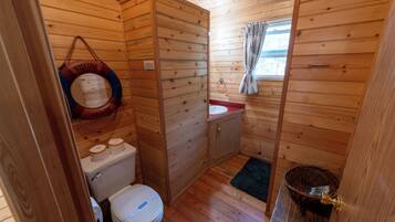 Comfort-Ferienhütte | Badezimmer | Dusche, Seife, Shampoo, Toilettenpapier