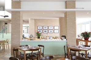 Café da manhã com buffet grátis todos os dias