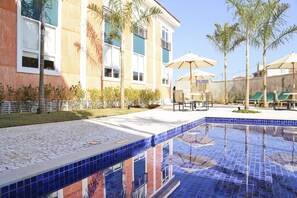 Outdoor pool - Vitória Hotel Express Dom Pedro (Campinas)