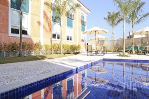 Una piscina al aire libre