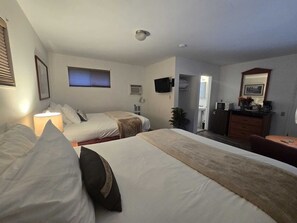 Kamer, 2 queensize bedden | Luxe beddengoed, verduisterende gordijnen, gratis wifi, beddengoed