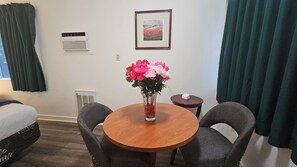 Rom – comfort, 1 soverom | Spiseområde på rommet