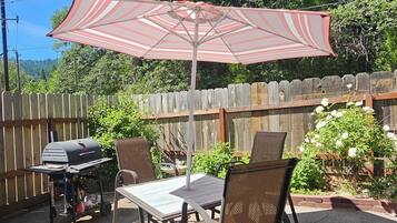 Familien-Suite, Mehrere Betten, zum Garten hin | Terrasse/Patio