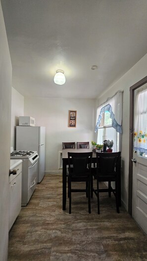 Family Suite, Multiple Beds, Garden Area | Private kitchen | Fridge, microwave, coffee/tea maker - Cedar Lodge Motel (Dunsmuir)