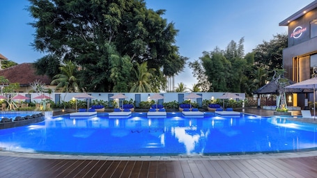 Outdoor pool, sun loungers, lifeguards on site