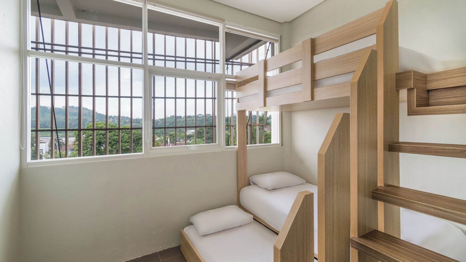 The Wujil Family Room | Värdeförvaringsskåp på rummet, skrivbord och arbetsyta för laptop