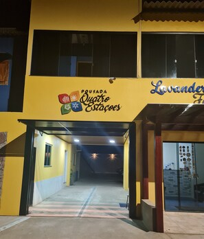 Vista frontal de la propiedad