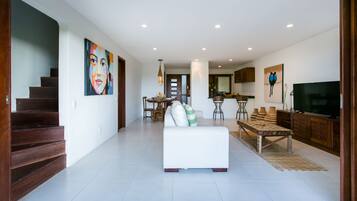 Deluxe-pientalo, 2 makuuhuonetta, merinäköala | Olohuone | Taulutelevisio