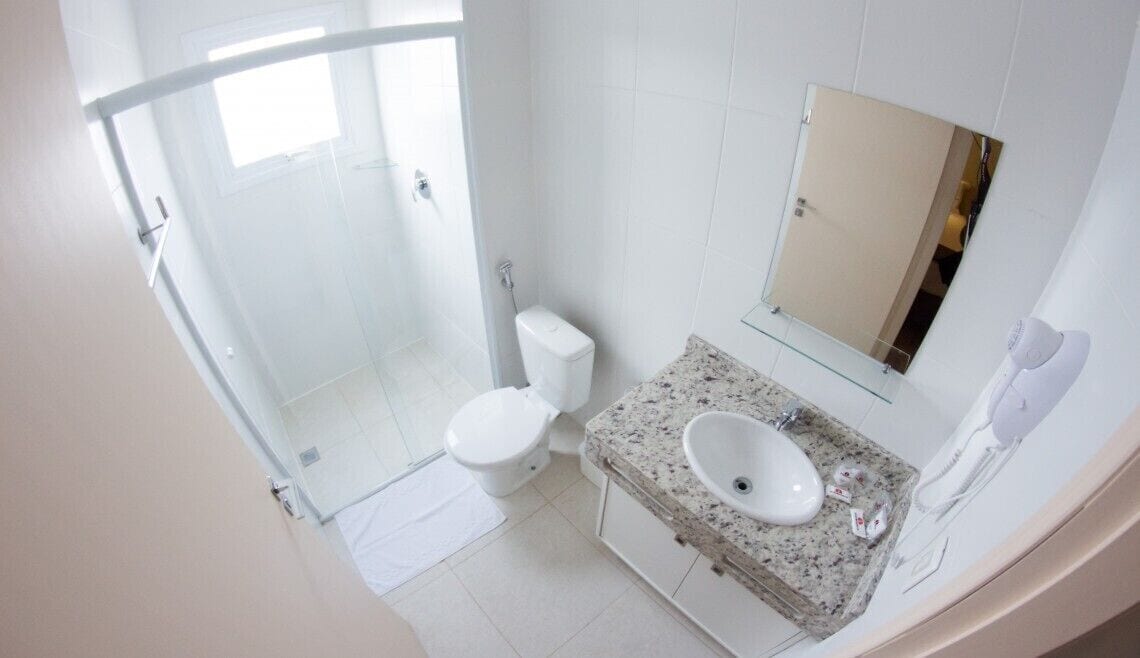 standard room | bathroom | free toiletries, hair dryer, towels