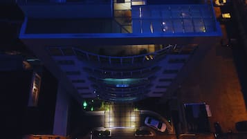 Fachada da propriedade à noite