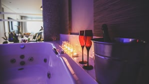 غرفة رئاسية | ميني بار وخزنة داخل الغرفة وستائر تعتيم وتجهيزات عازلة للصوت