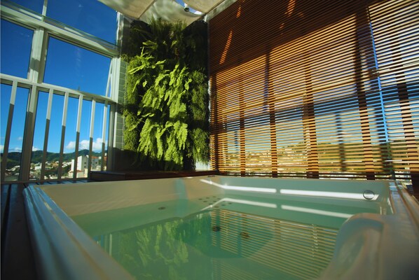 Indoor spa tub