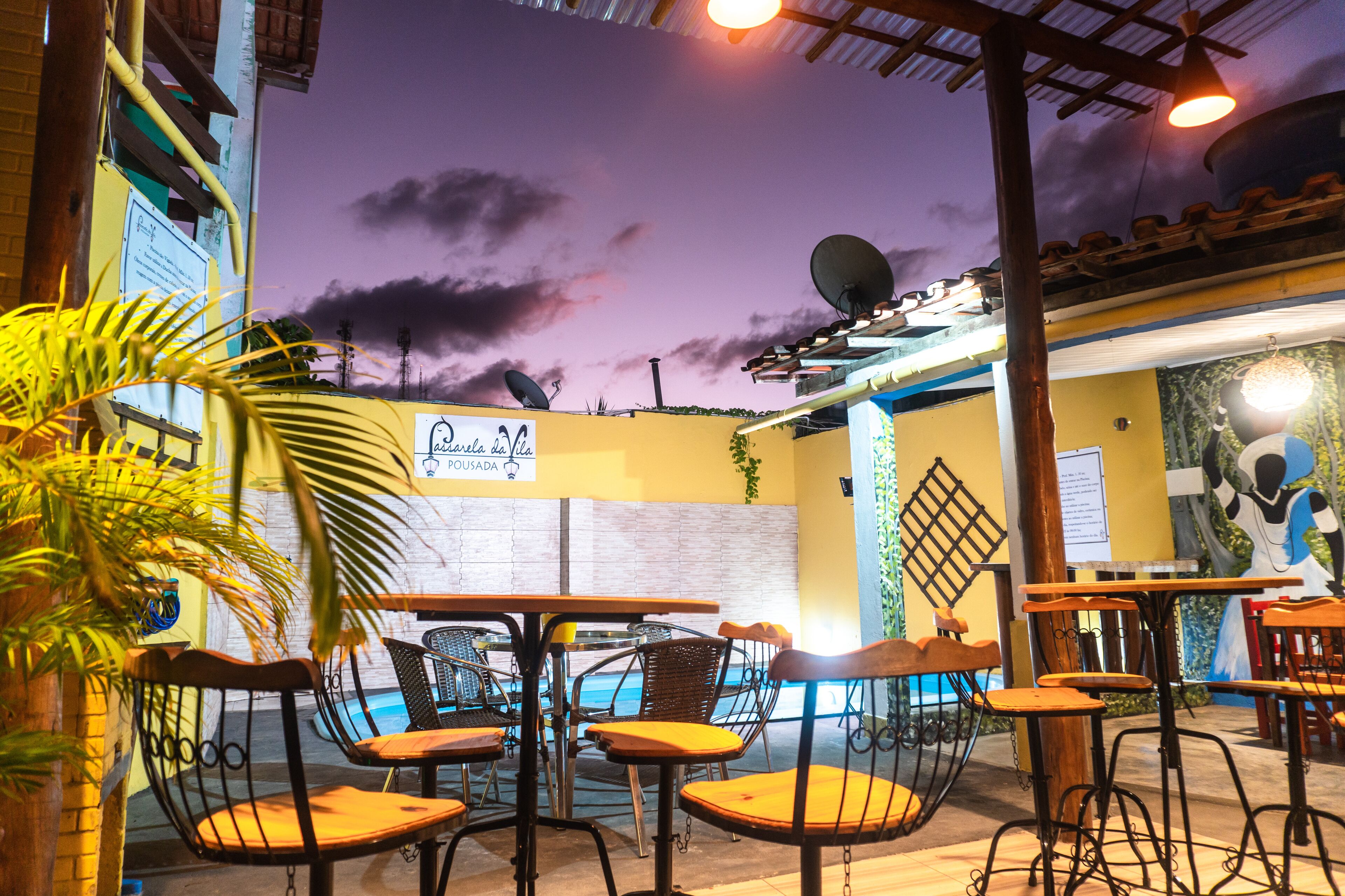 Alberca techada y camastros 