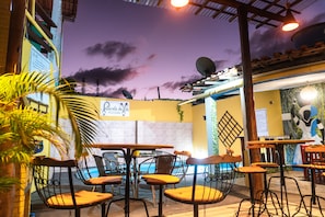 Inomhuspool och solstolar