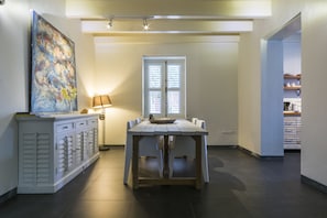 Køleskab, mikrobølgeovn (efter anmodning), ovn, kogeplade