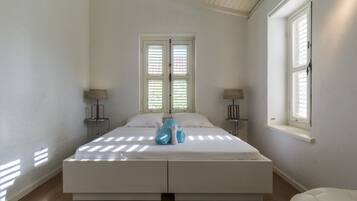 Cofres nos quartos, escrivaninha, espaço de trabalho para notebook