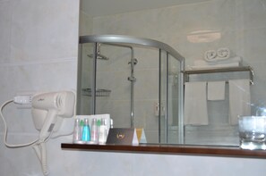 Bathroom | Hair dryer - Hotel 198 (Santiago)