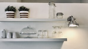 Kaffetrakter/tekoker, kjøleskap, mikrobølgeovn og ovn