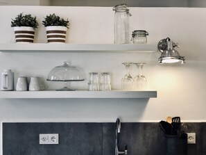 Refrigerador, microondas, horno y cafetera y tetera