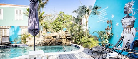 2 albercas al aire libre, sombrillas en la alberca y camastros