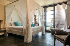 Caja de seguridad en la habitación y escritorio