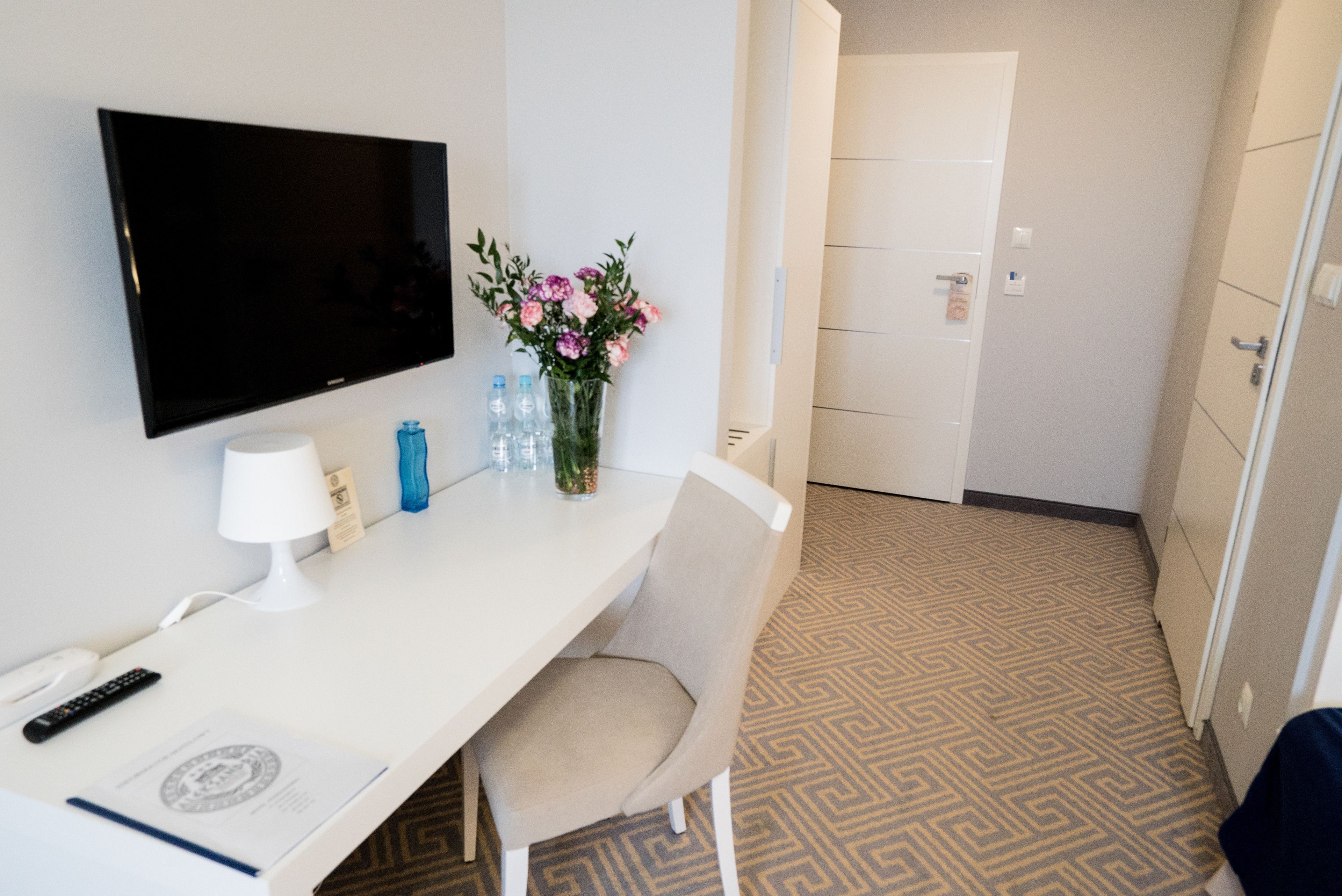 basic triple room | living area | flat-screen tv