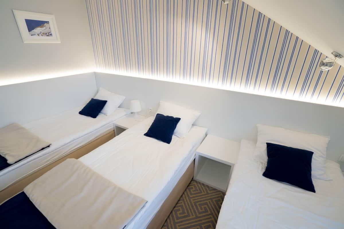 Chambre Triple | 1 chambre, coffres-forts dans les chambres, bureau