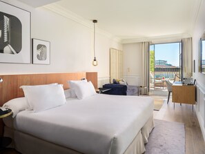 Tremannsrom – deluxe, terrasse, hageutsikt | Sengetøy av topp kvalitet, dundyner, minibar og safe på rommet