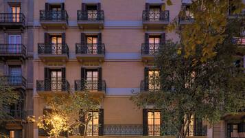 Ropa de cama de alta calidad, edredones de plumas, minibar y caja fuerte