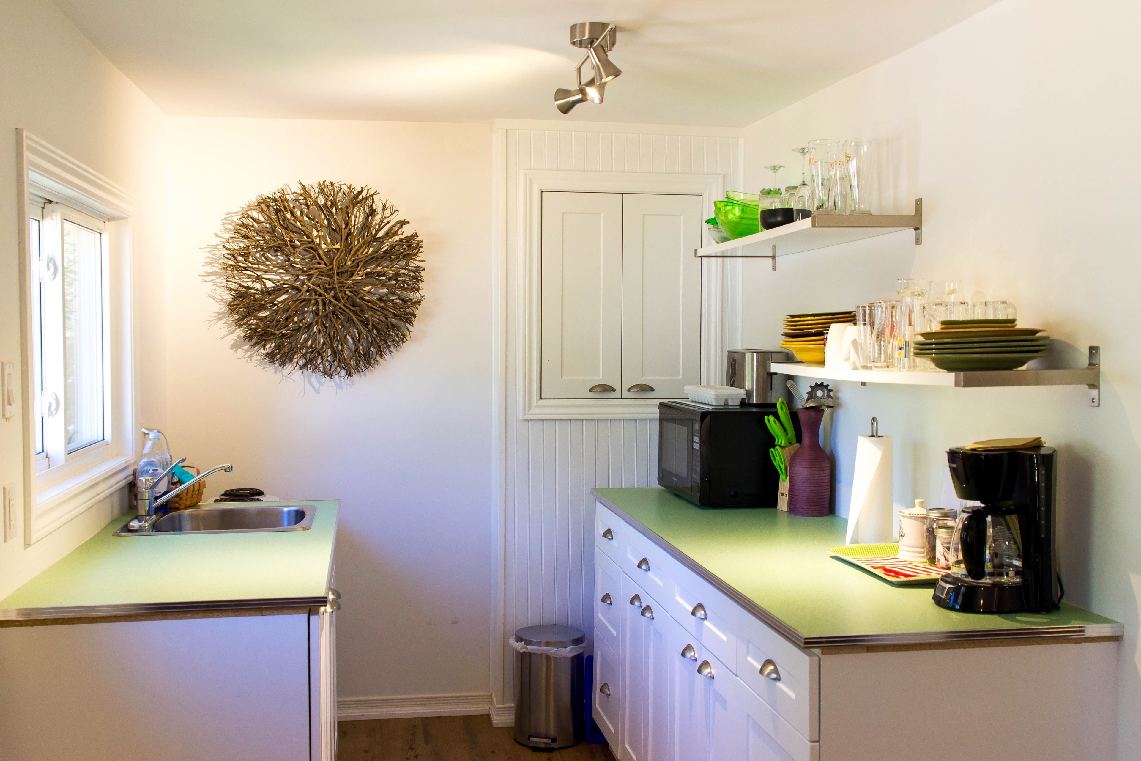 Cottage, 2 Bedrooms, Kitchenette, Corner | Private kitchenette | Fridge, microwave, coffee/tea maker, cookware/dishes/utensils
