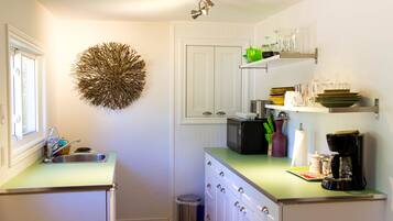 Cottage, 2 Bedrooms, Kitchenette, Corner | Private kitchenette | Fridge, microwave, coffee/tea maker, cookware/dishes/utensils