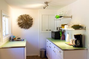 Refrigerador, microondas, cafetera/tetera, utensilios de cocina