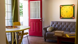 Suite, 1 slaapkamer, patio, op benedenverdieping | Woonkamer