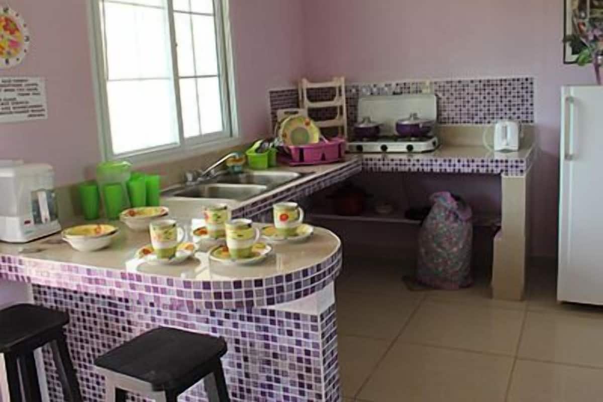 Quarto família | Cozinha privada | Geladeira grande, cooktop, cafeteira/chaleira