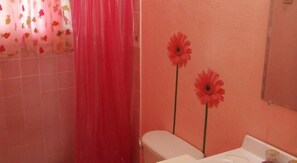 Shower, towels - Cabañas Sherlley (Hicaco)