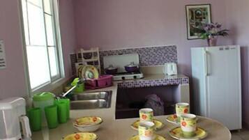 Family Room | Private kitchen | Full-size fridge, stovetop, coffee/tea maker, cookware/dishes/utensils