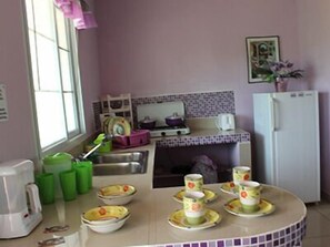 Chambre Familiale | Cuisine privée | Grand réfrigérateur, plaque de cuisson, cafetière/bouilloire